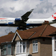 Un 747 de British airways aterrizando sobre Londres.